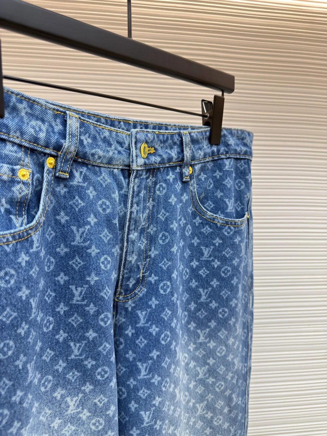 LOUIS VUITTON full-print flare jeans ●Authentic product: Purchased and developed by 19100 ●Item number: 1680090-B20 ●Fabric: denim fabric ●Technology: washed production ●Version: fitted version ●Weight: about 835 grams ●Size: 36-38-40-42 ●Description: Customized blue shadow encrypted cotton classic pattern denim, as moist as cotton, comfortable and skin-friendly, indigo elegance With a retro charm and modern fashion sense, the iconic Monogram pattern is laid out on it. Every part tells the glorious history and fashion heritage of Louis Vuitton, and its leisurely flared silhouette is the soul of these pants. It exudes a sense of high-end from the inside out. It is a stunning piece in the fashion feast. The overall wiring is straight and delicate, the fabric is comfortable and soft, and the color is consistent without color difference. It can be matched with the same style to create a fashionable look and control various occasions. Customized accessories, complete with three standards, same style for men and women!